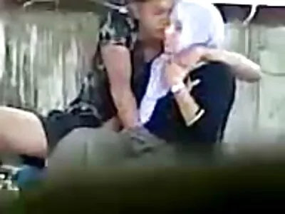 O cara alto começa o vídeo pornô caseiro de novinhas dia fazendo amor com a namorada loira