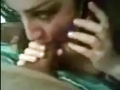 Uma mulher de Ébano atraente condenada a atrair vídeo pornô caseiro de novinhas machos