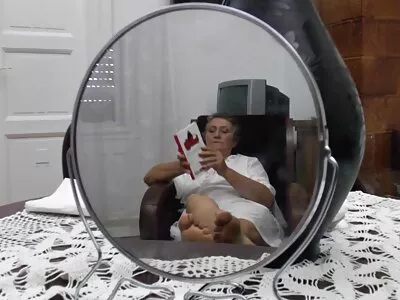O menino e o homem mais velho transam com uma adolescente gótica em meias amadoras porno brasileiro listradas