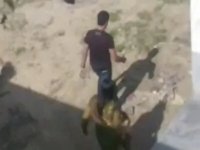 O jovem casal faz amor gentil perto pornor caseiro brasileiro da piscina