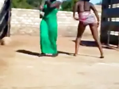 Quando você convida Macy Cartel e Zarena videos pornos brasileiro amador Summers no convés, você sabe o que vai acontecer.
