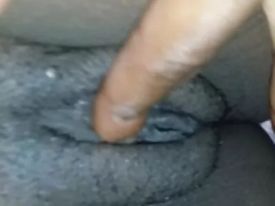 Menina pequena vídeo pornô nacional amador com seios naturais é apanhada por seu homem bem dotado