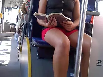 Menina vídeo pornô caseiro brasileiro russa de peitinho assopra o pau depois de acariciá-lo com os pés