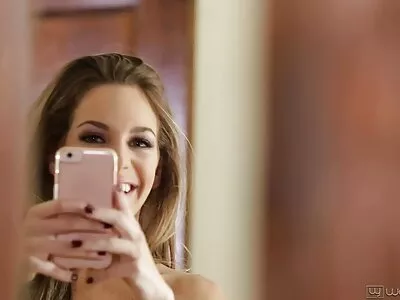 A garota vídeo de pornô caseiro brasileiro picante está soprando aquele menino talentoso da piscina para fora