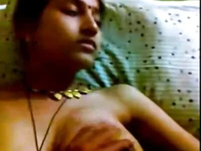 Gata nua com óleo sendo fodida com o vídeo pornô caseiro de novinhas rosto durante uma sessão de massagem