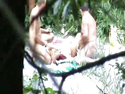 A bela loira recebe prazer sexual vídeo pornô caseiro brasileiro montando um pênis duro