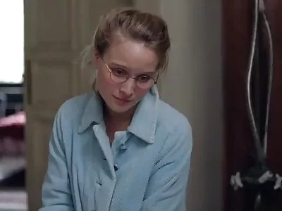 Morena atordoante montando um grande filme de sexo caseiro nacional pau com sua bunda