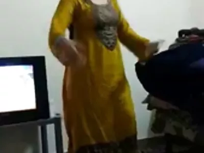 Garota dando chupada de cabeça para baixo deitada na mesa e cara fode porno brasileiro caseiro amador com ela