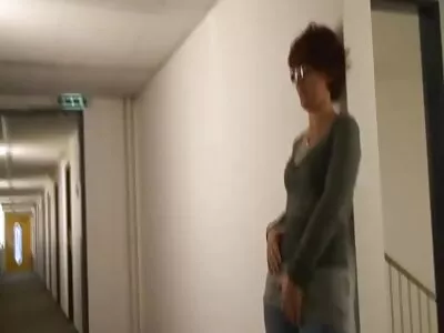 Rainha de ébano curvilíneo Osa Adorável cavalgando um vídeo pornô brasileiro amador pica-pau branco com paixão