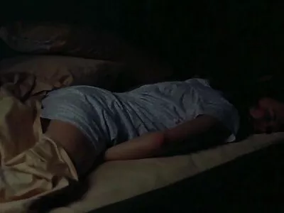 Garota fácil permite que o padrasto solitário penetre porno amador brasileiro real na boca antes de dormir