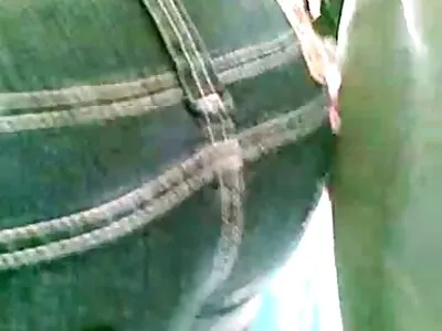 Loira video amador brasileira peituda MILF acertada por um estranho careca em uma loja vazia