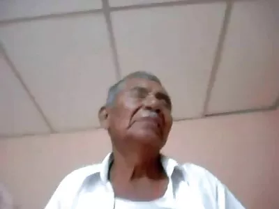 A estrela pornográfica loira platinada usa peitos enormes e boca video de sexo amador nacional para agradar o pau