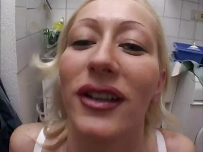 Durante a pausa para videos sexo brasileiro amador o almoço, a loira curvilínea chupa e monta no pau do chefe