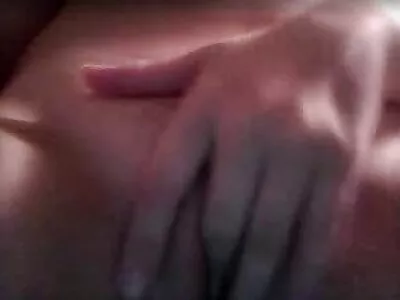 Linda jovem morena lambendo e empalando um pedaço duro porno brasileiro caiu na net