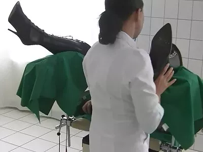 Duas lésbicas sexo caseiros brasileiros estão mastigando o tapete com tanta força que as fibras da buceta estão pegando fogo